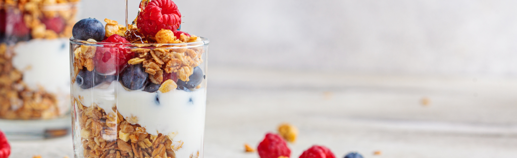 7 healthy packed lunch ideas for kids 4 Yoghurt bowl with berries and granola