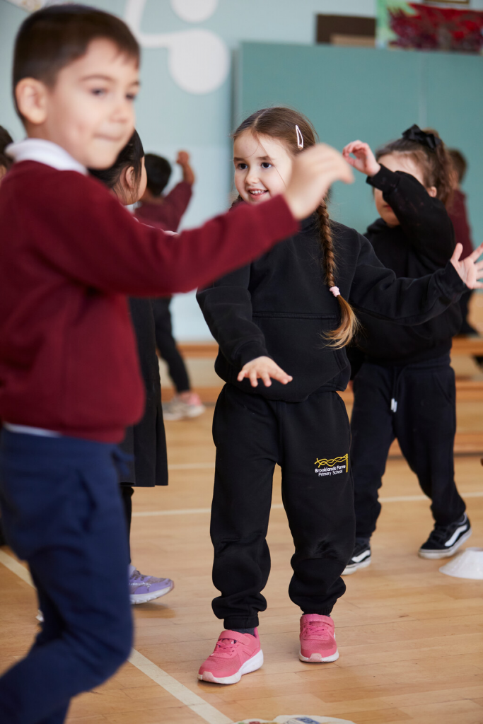 The Top 5 Benefits of Sport in Primary Schools 1 Children all over the country benefit from participation in sport at school.